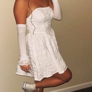 Elegant White Strapless Dress